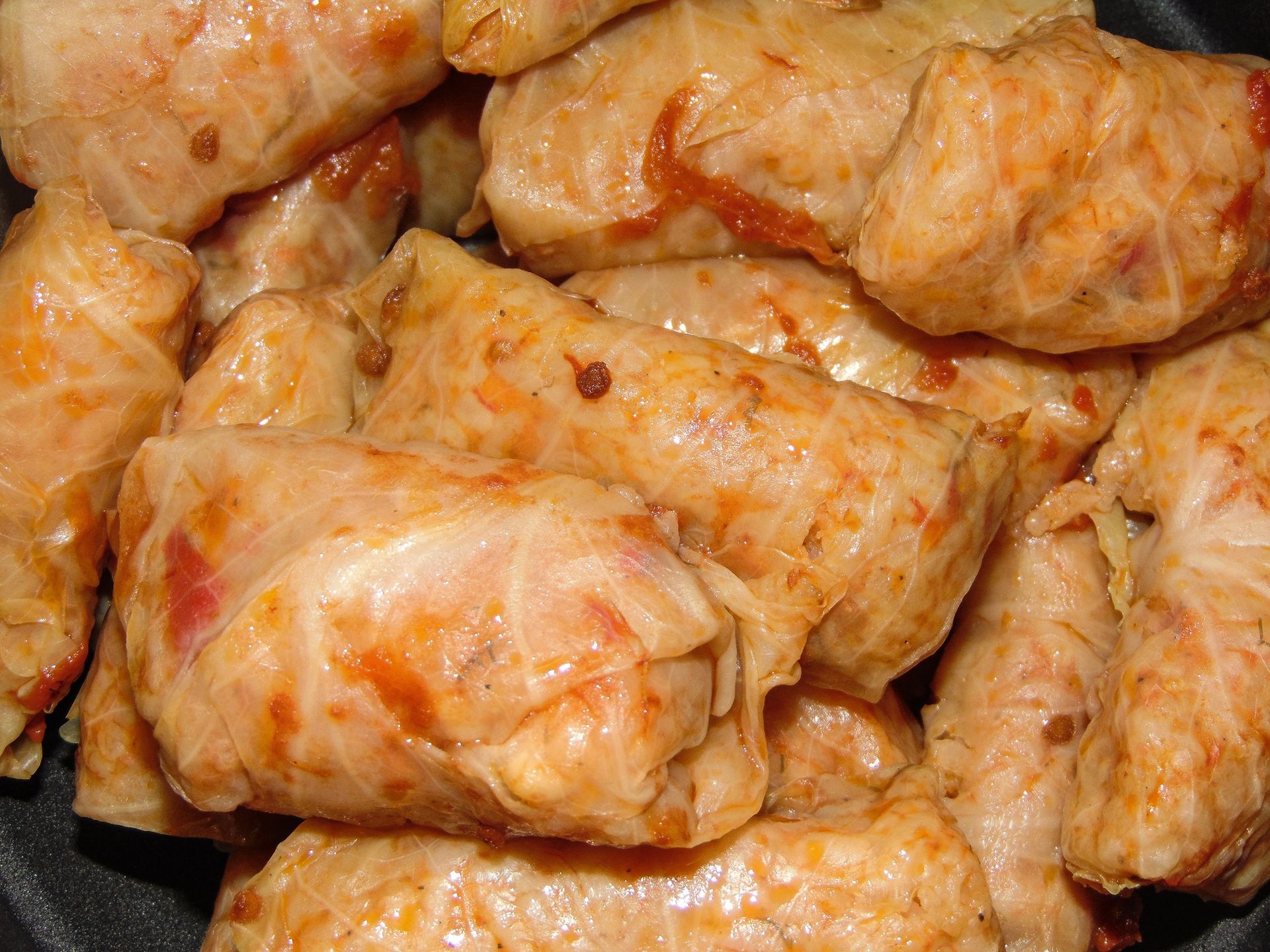 Zastąp jeden składnik w gołąbkach. Będą lżejsze i jeszcze smaczniejsze niż tradycyjne