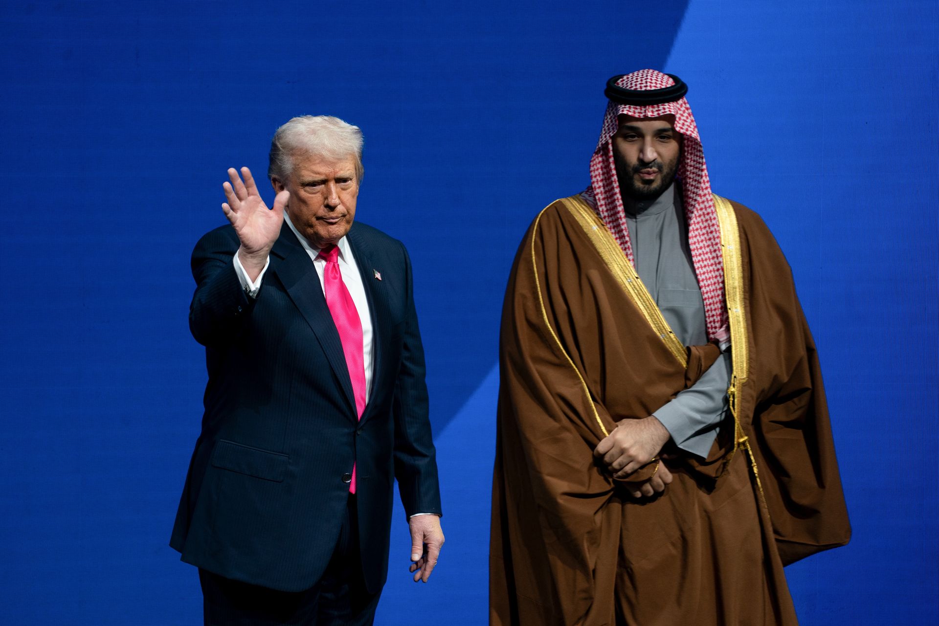 Trump rezygnuje z uderzenia na Iran. W tle telefon z Rijadu