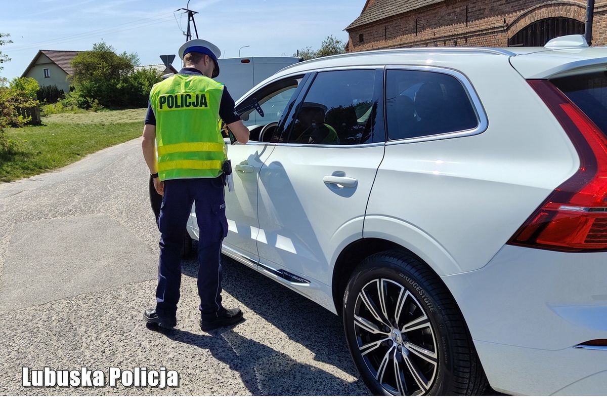 Policjant żąda odblokowania telefonu. Czy trzeba się zgodzić?