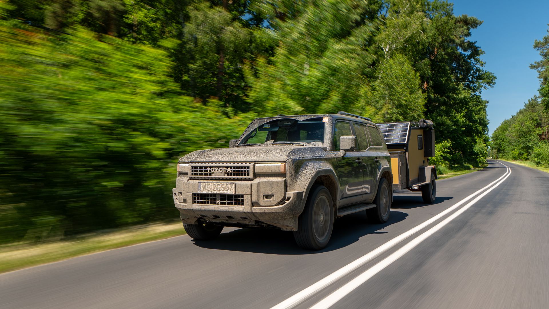Test: Toyota Land Cruiser 250 z przyczepą - kto wsiadł, mówił, iż "nic nie czuć"