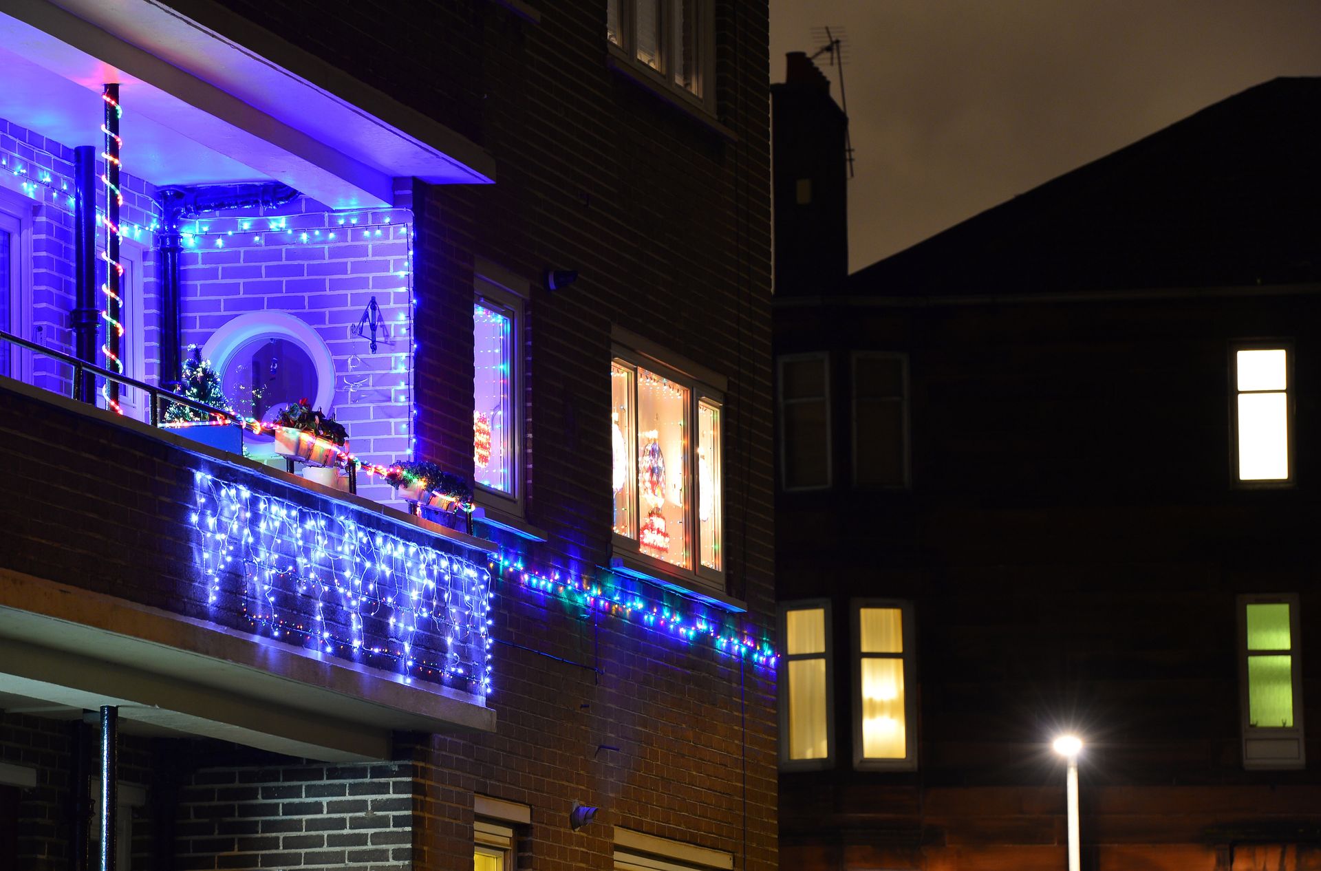 Mandat za lampki świąteczne na balkonie. Kary mogą być wysokie