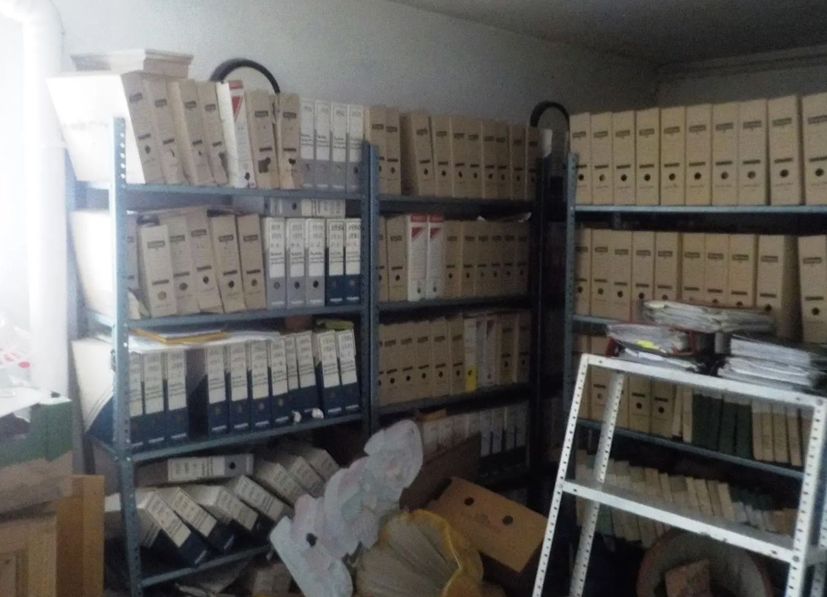 Setki porzuconych dokumentów w Warszawie. Policja bada sprawę