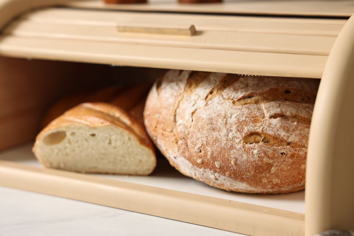 Ważna czynność przed włożeniem do chlebaka. Pieczywo nie spleśnieje szybko