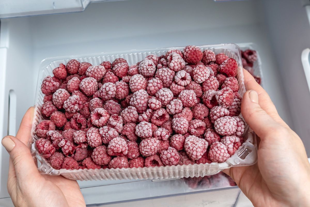 Mrożone maliny zbijają się w bryłę? Być może popełniłeś prosty błąd