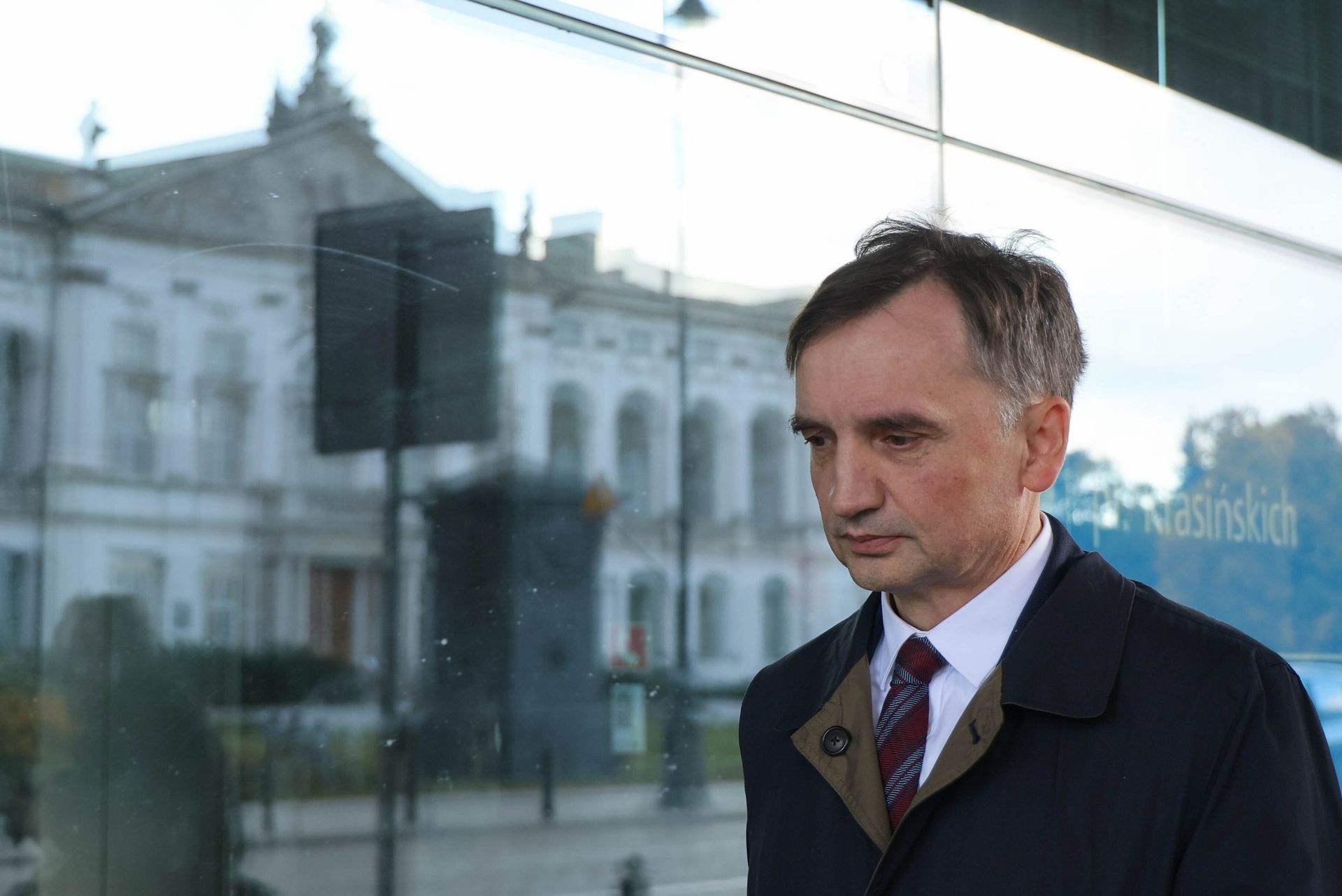 Tak żyje Ważniak. Poszukiwany polityk widziany z matką i na zakupach