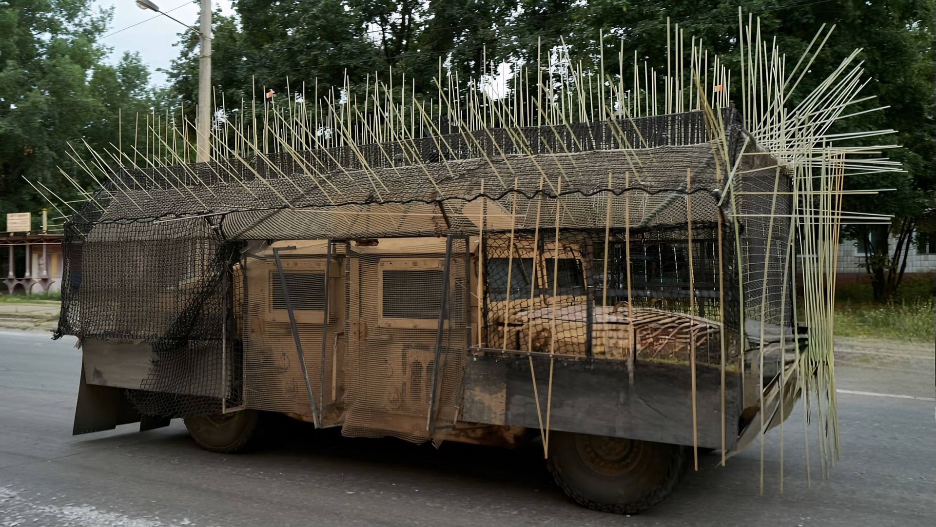 Kolczasty HMMWV Ukraińców. To odpowiedź na niedobory sprzętu