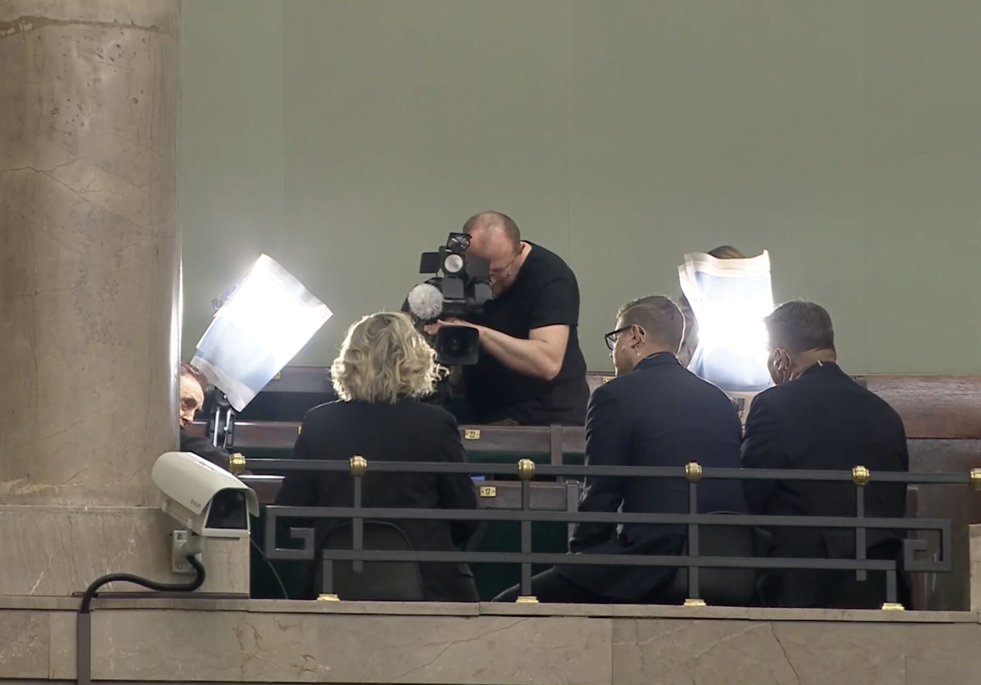 Spojrzał groźnie na galerię. Marszałek udzielił reprymendy dwóm posłom