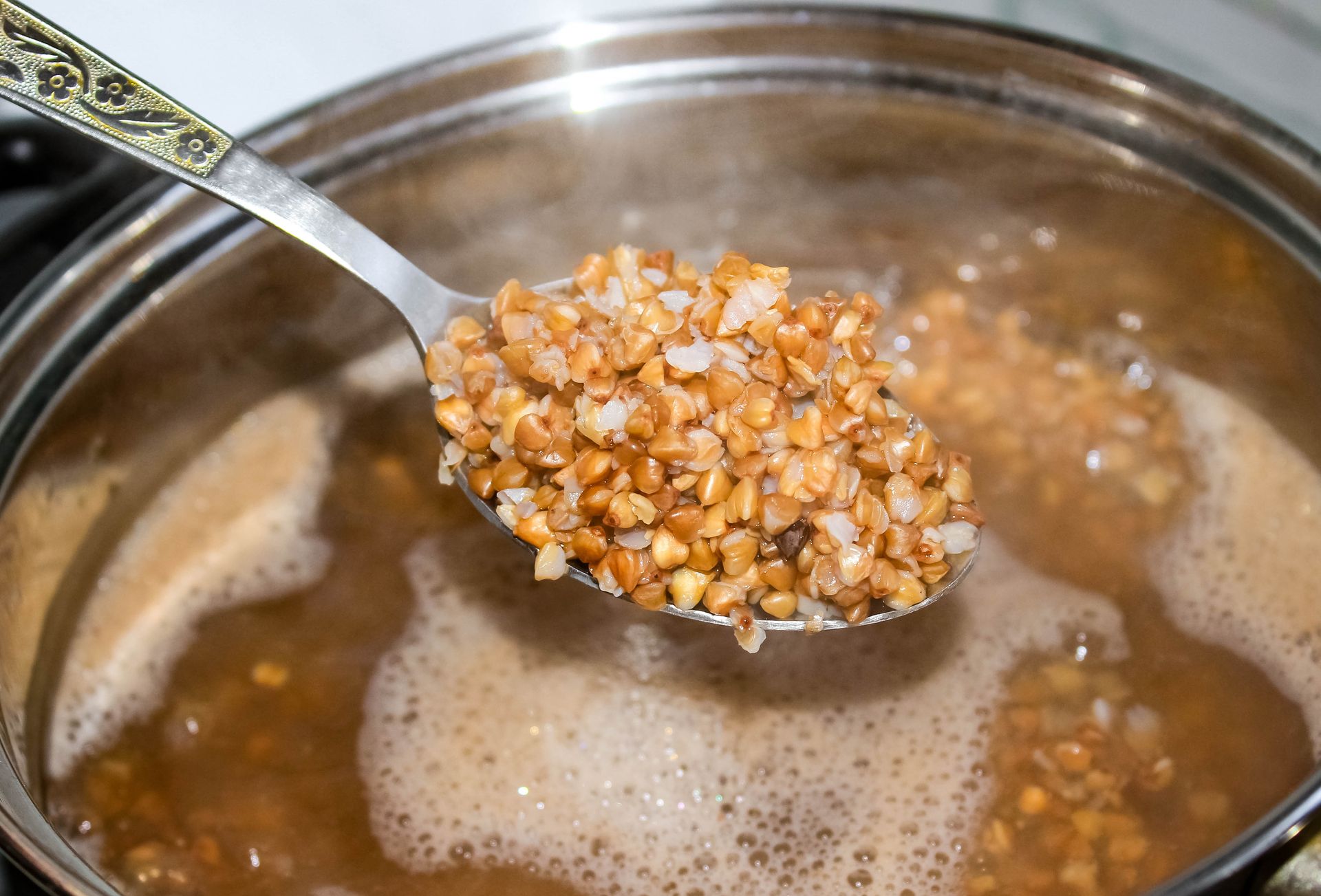 Czy kasze trzeba płukać przed gotowaniem? Od tego zależy więcej niż myślisz