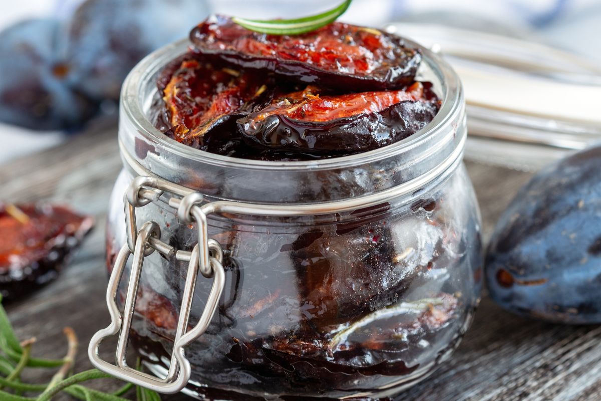 Babcia dodawała do suszonych śliwek. Najpierw się krzywili, dzisiaj proszą o przepis