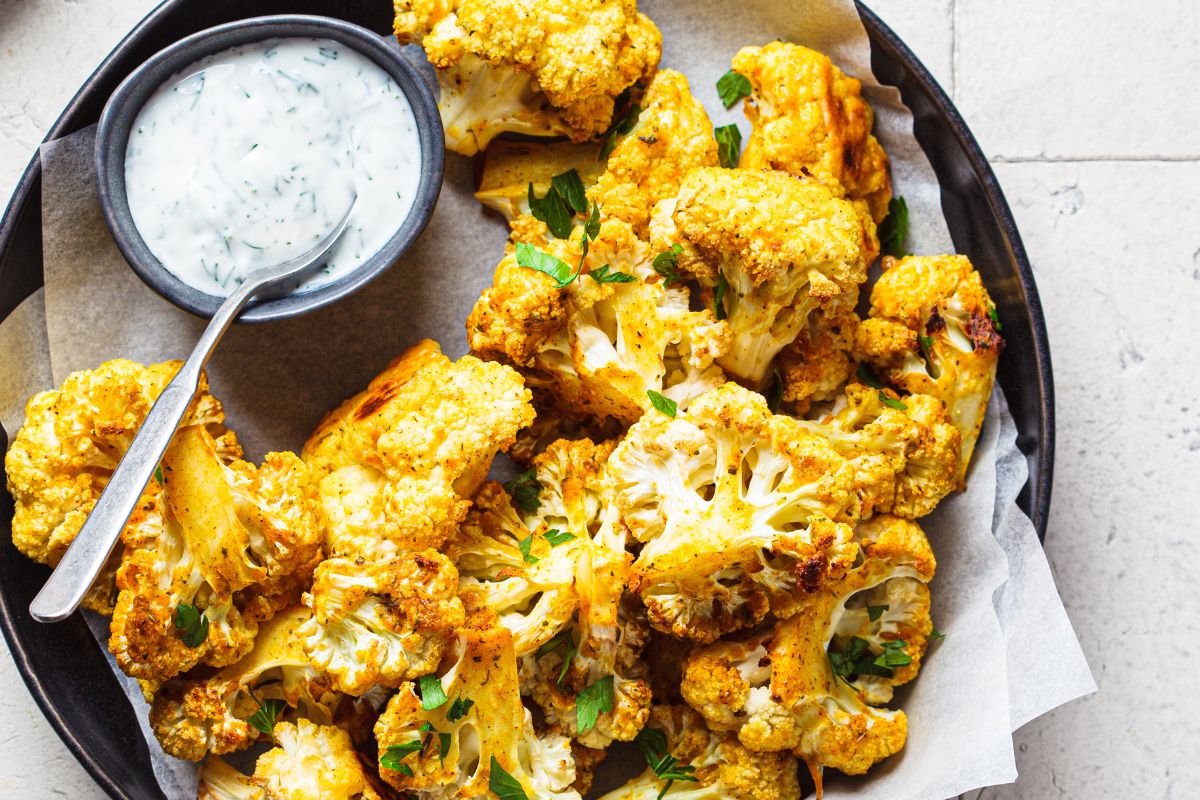 Gdy piekę kalafiora w marynacie, nikt choćby nie pyta o kotlety. Taki jest pyszny