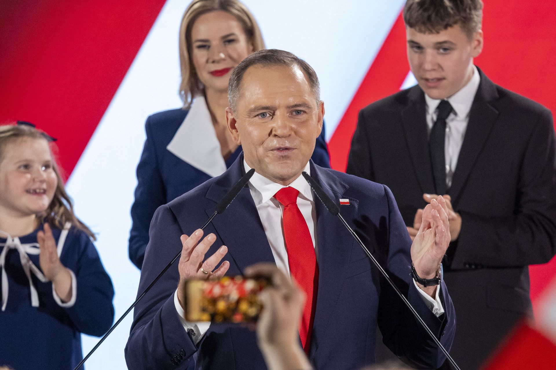 Tak było w sztabie Nawrockiego. "Wniesiono wiadro z lodem i butelką whisky"