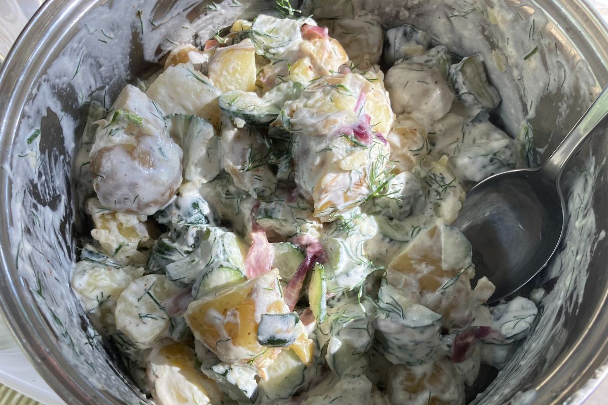 Cebulę do tej sałatki zrobiłam inaczej. Z grillowaną karkówką weszła jak złoto