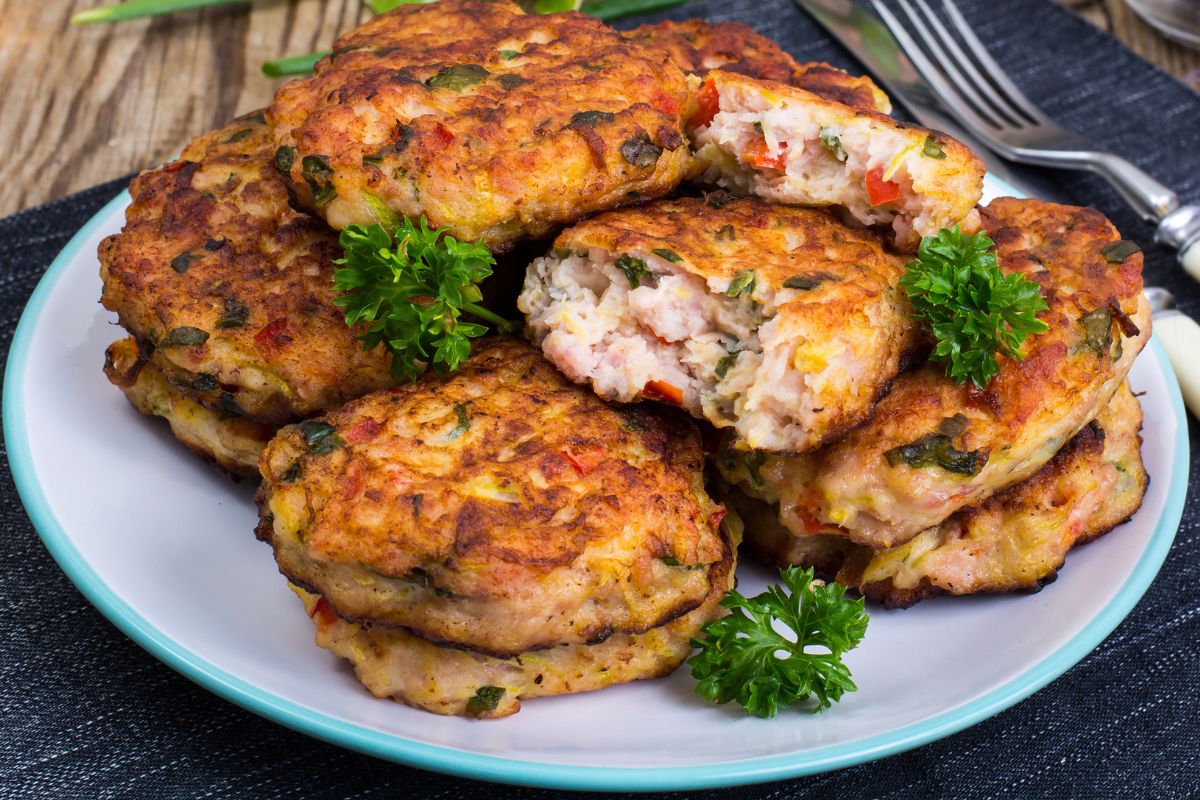 Do ciasta dorzucam kiełbasę i smażę placki. O ziemniaczane nikt choćby nie zapyta