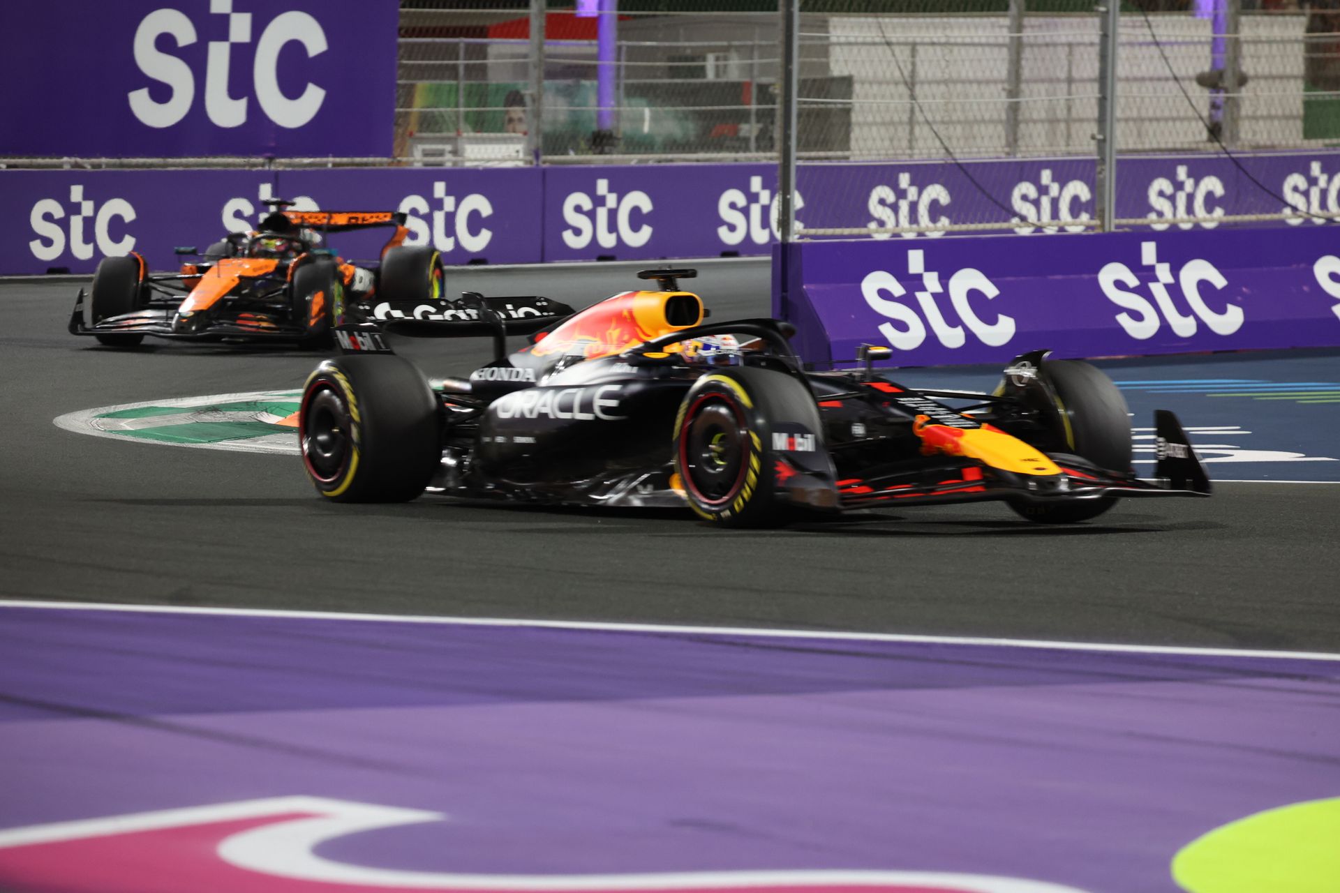 Oscar Piastri wygrywa GP Arabii Saudyjskiej i zostaje liderem klasyfikacji