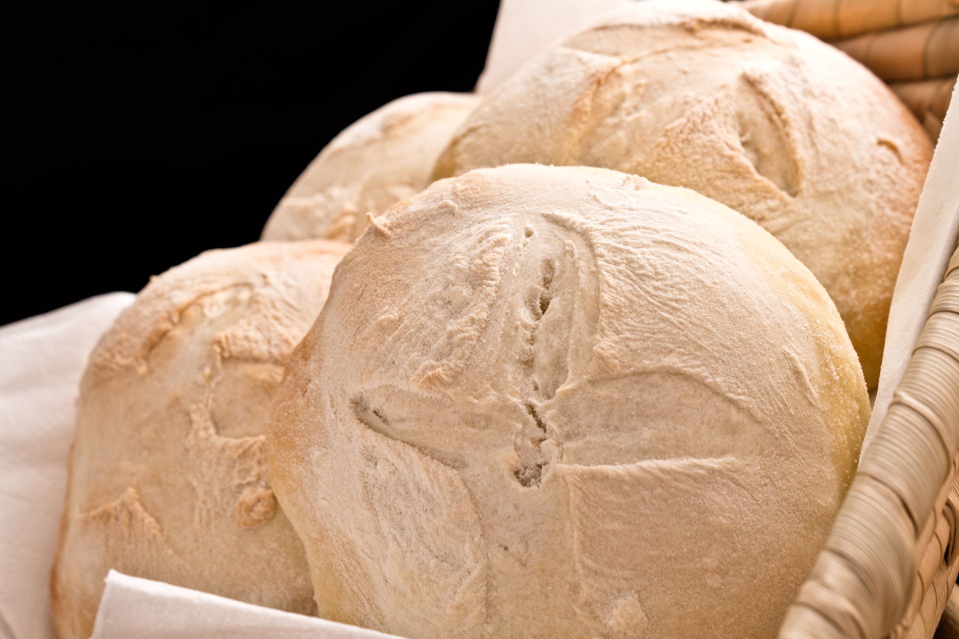 Przed laty wypiekano chlebki zaduszne i zanoszono na cmentarz. Zaskakujące, co tam z nimi robiono