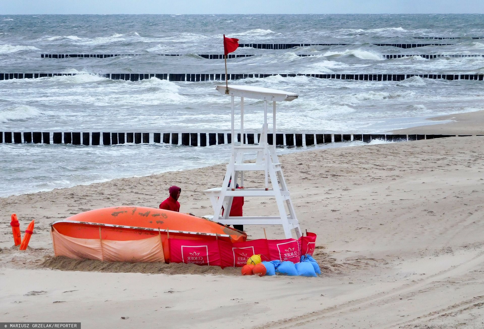 Czerwone flagi nad Bałtykiem. Zakaz kąpieli na wielu plażach