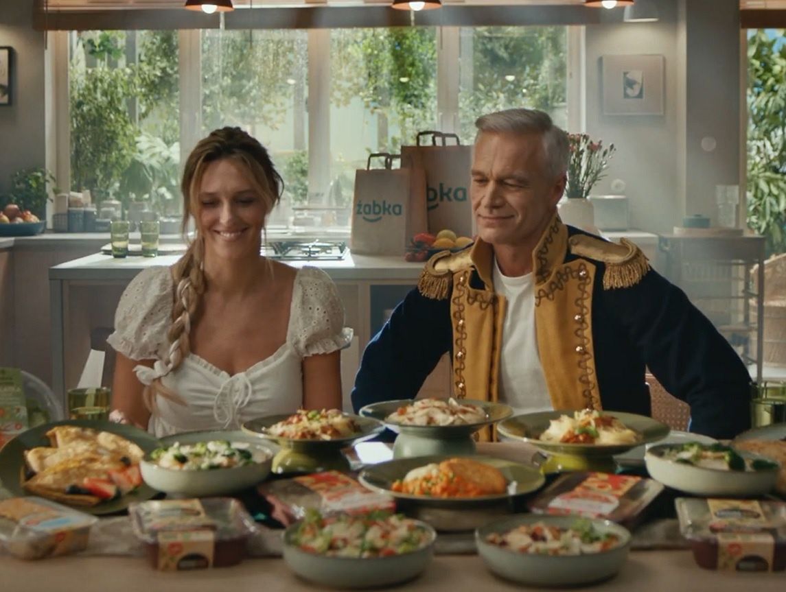 "Pan Tadeusz" w Żabce. Michał Żebrowski z żoną reklamują "obiady czwartkowe"