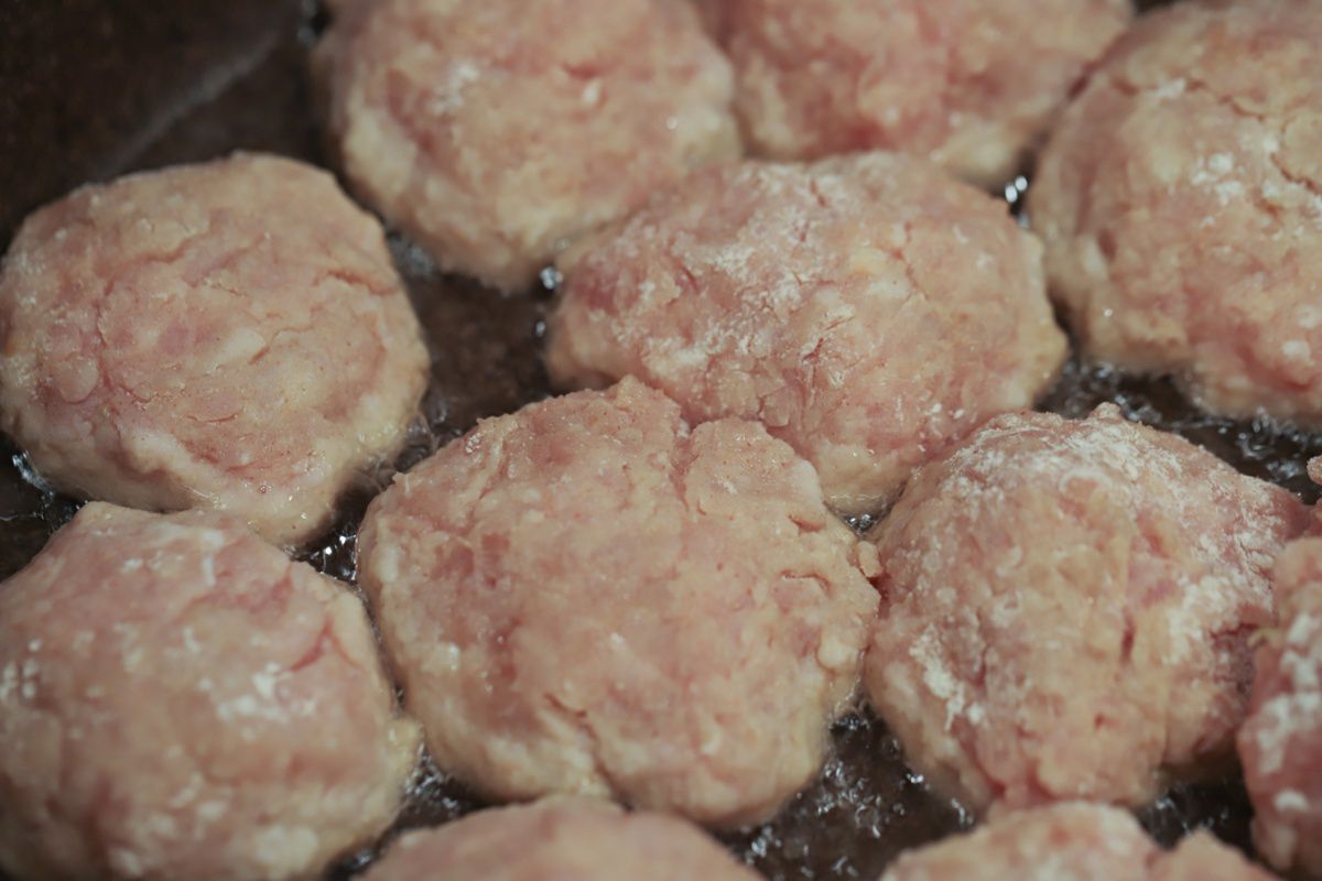 Dlatego kotlety mielone pękają. Wielu nie wie, a łatwo temu zapobiec i zachować pełnię smaku