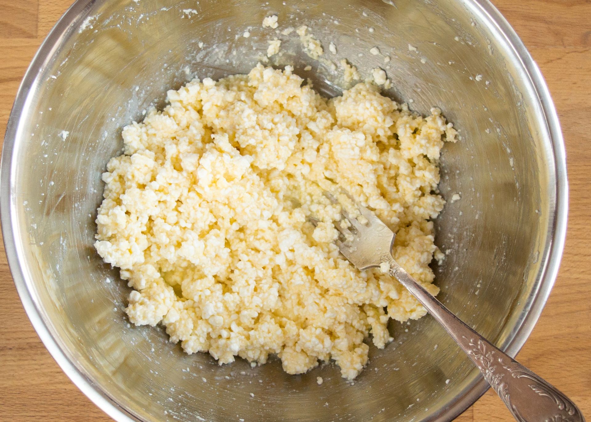 Rozgnieć widelcem, dopraw i wymieszaj. To świetna alternatywa dla zwykłego twarożku