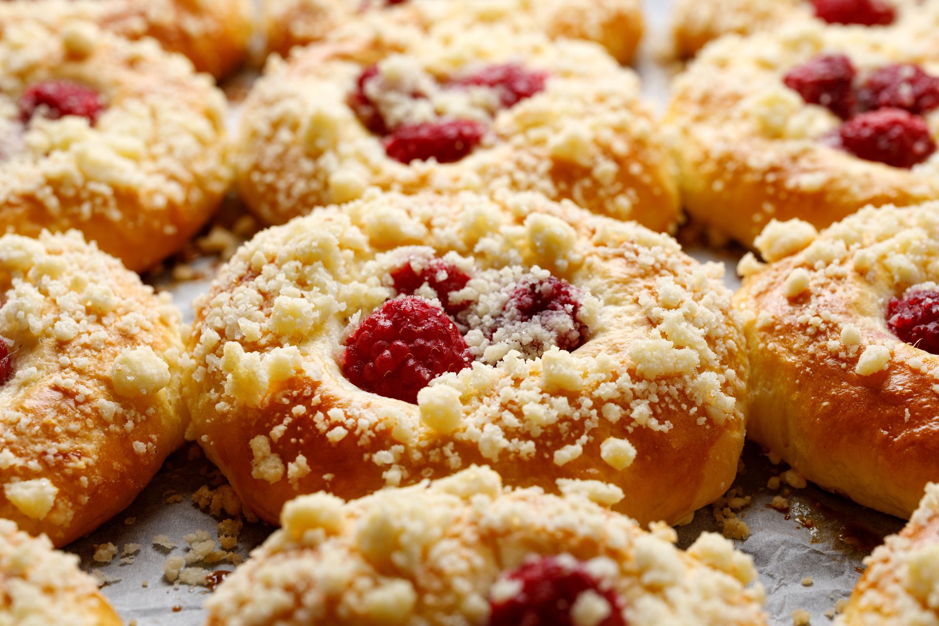 Szybkie drożdżówki z malinami. Są mięciutkie i wilgotne, a kruszonka dopełnia całość