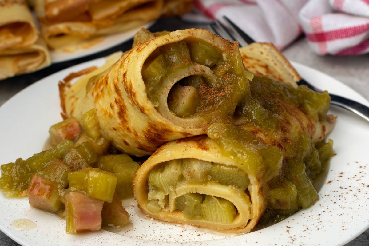 Mieszam z rabarbarem i nadziewam. Po takich naleśnikach są owacje na stojąco