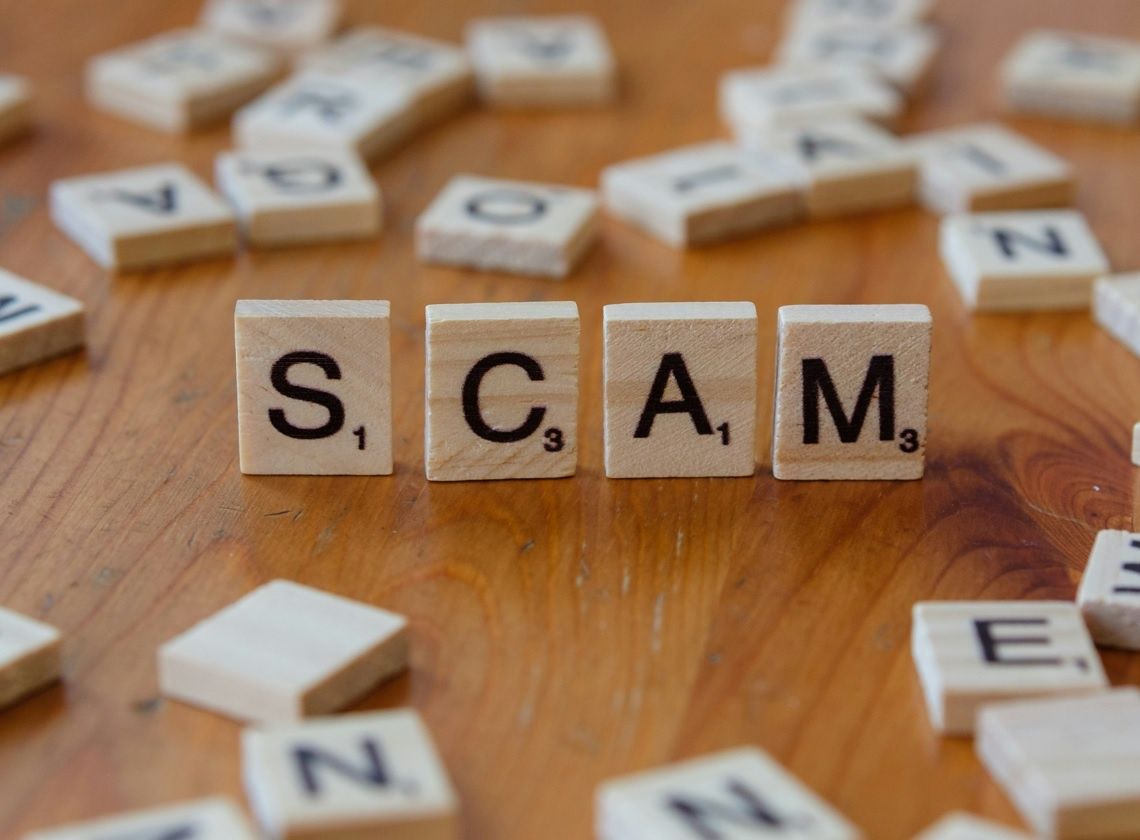Tylu Polaków natknęło się na scam w internecie. Wyborcy Konfederacji nie chcą surowszych przepisów