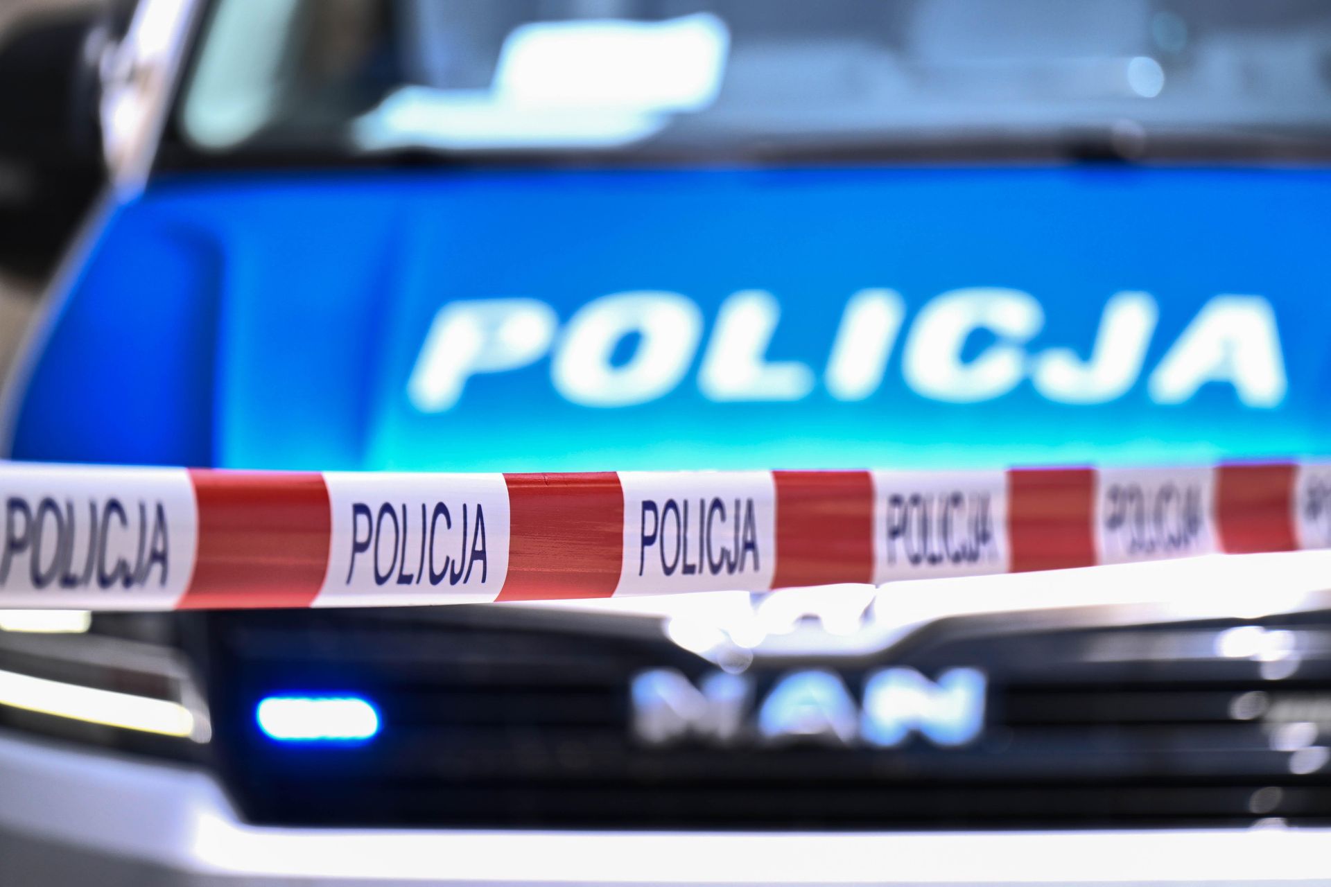 Miał zabić ojca, potem zaatakował policjantów. 20-latek z zarzutami
