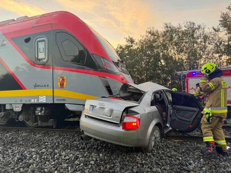 Wjechał wprost pod pociąg. W aucie miał narkotyki