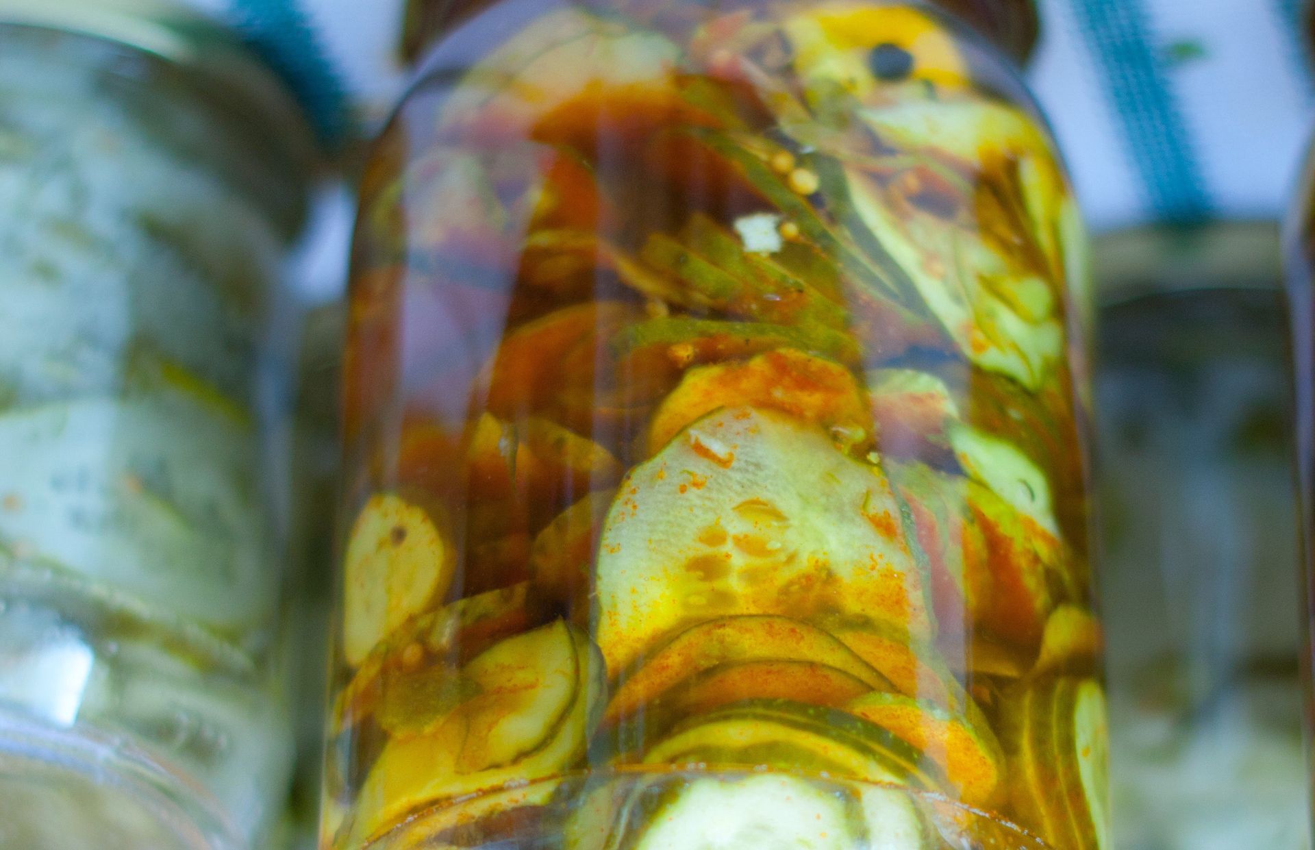 Upycham w słoiku i robię pikantną zalewę. Taka cukinia znika szybciej niż kiszone ogórki