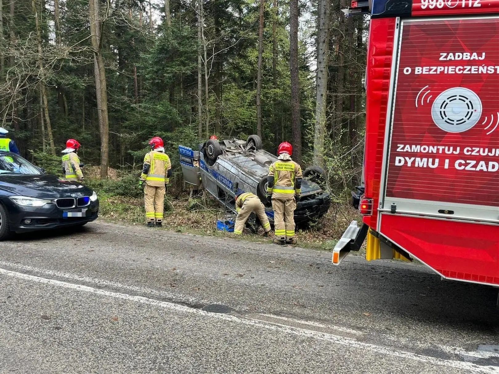 Radiowóz dachował pod Kielcami. Winna sarna