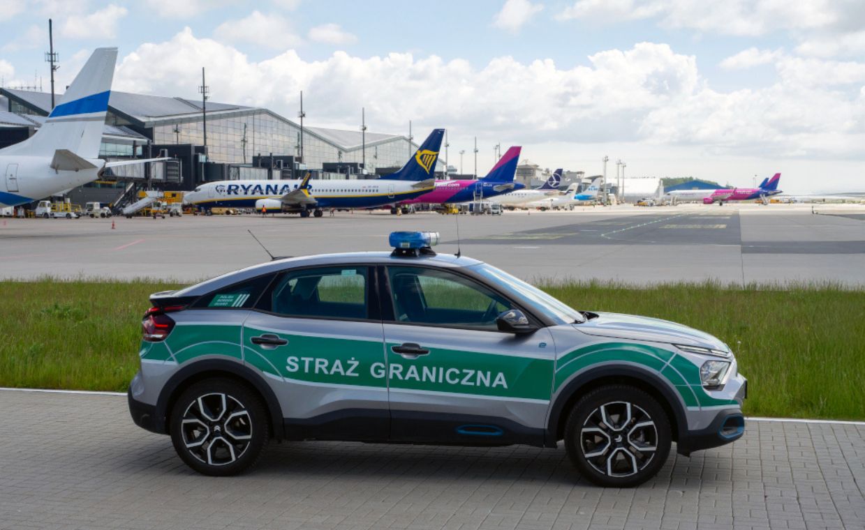 Palił papierosa w samolocie i awanturował się. Interwencja na lotnisku