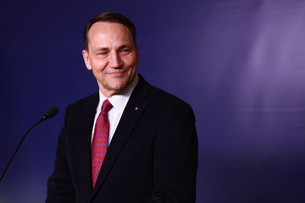 "Koledzy patrioci z PiS-u chełpią się". Sikorski "pozdrawił" ich