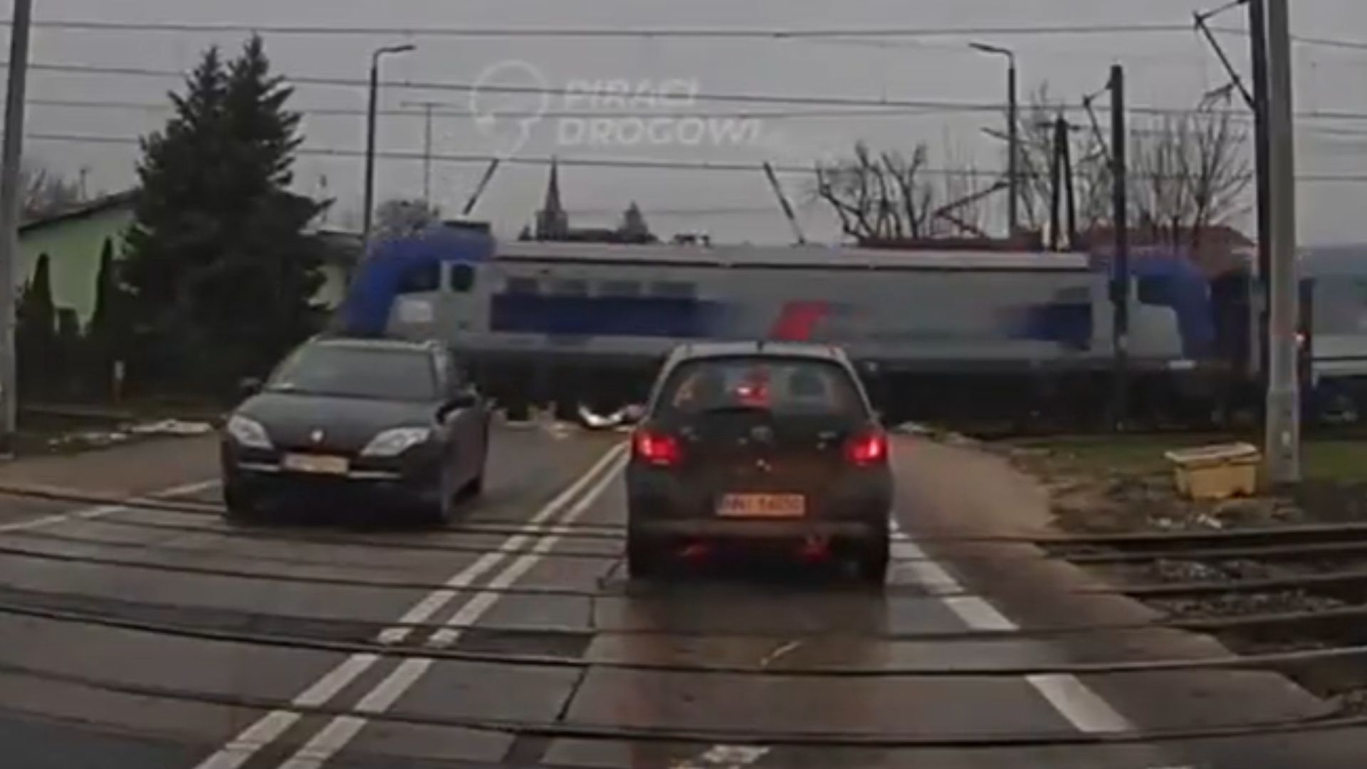 Poważny incydent na przejeździe kolejowym. Samochody i pędzący pociąg