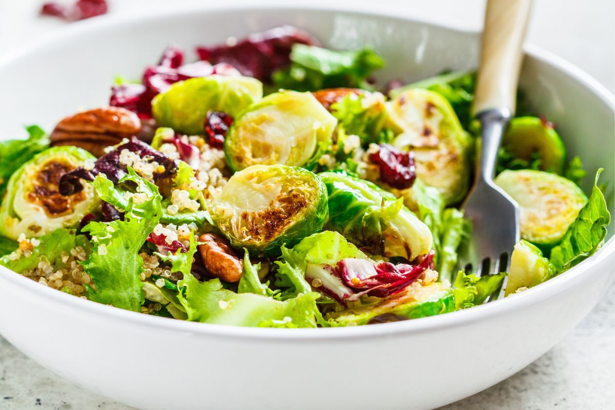 Najlepsza sałatka dla sercowców. Ugotuj w tym płynie, a warzywo nie wyjdzie gorzkie