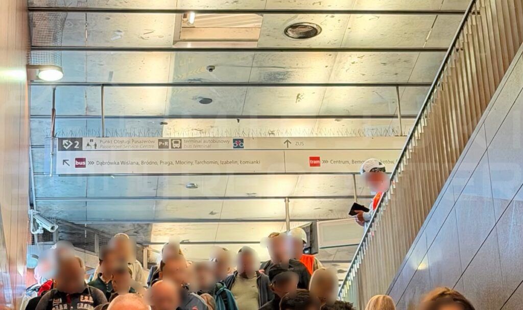 Wypadek w warszawskim metrze. Rura spadła na kobietę