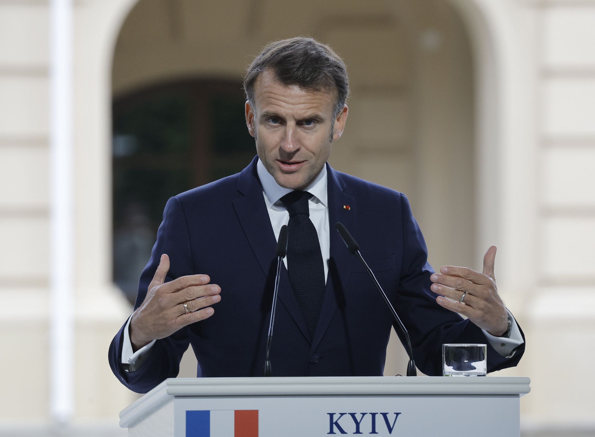 Macron krytykuje propozycję Putina. "Manewr opóźniający"