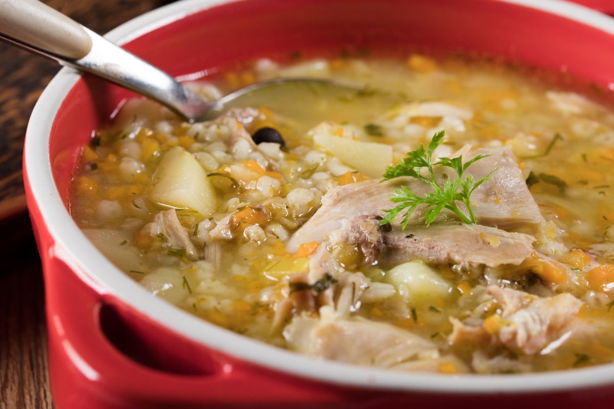 O tej babcinej zupie już mało kto pamięta. Jedz miska za miską, a jelita będą chodzić jak w zegarku