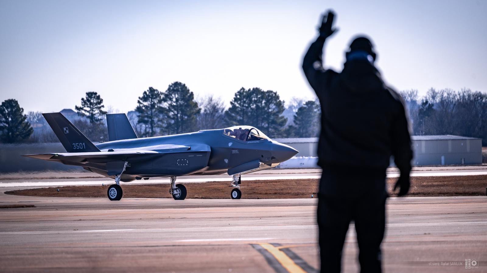 Posypały się gratulacje. "Pierwszy polski pilot"