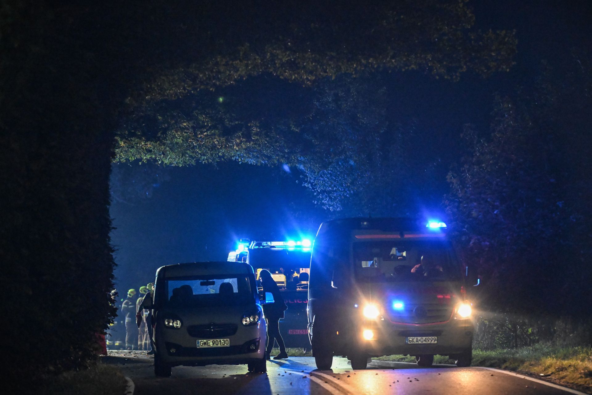 Mężczyźni wypadli z auta. Tragiczny wypadek na drodze 694