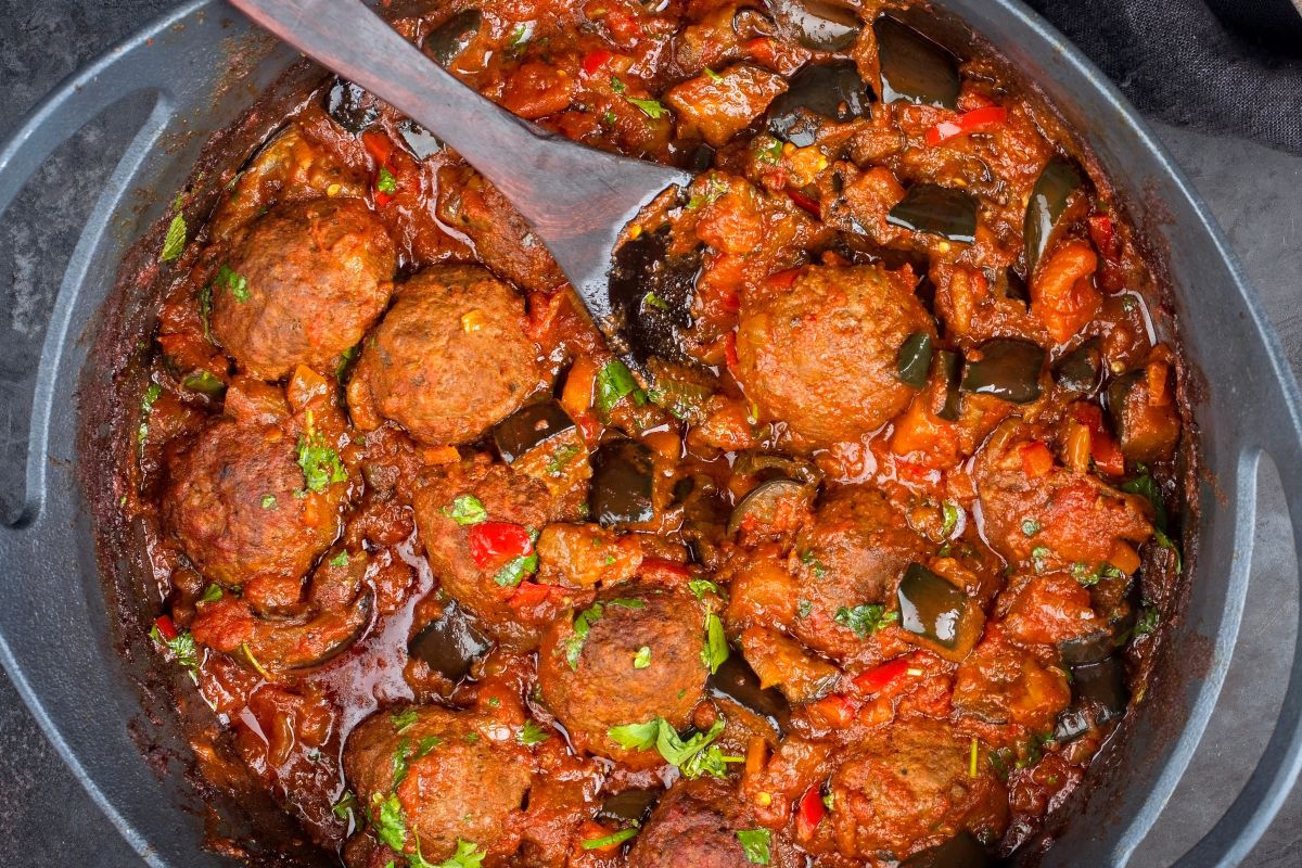 Nie czekaj na urlop. Przygotuj tureckie pulpeciki w aromatycznym sosie