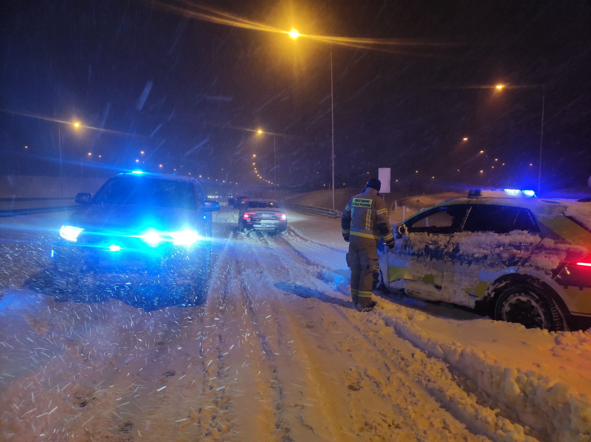 Awarie sieci na Warmii i Mazurach. Bez prądu tysiące gospodarstw