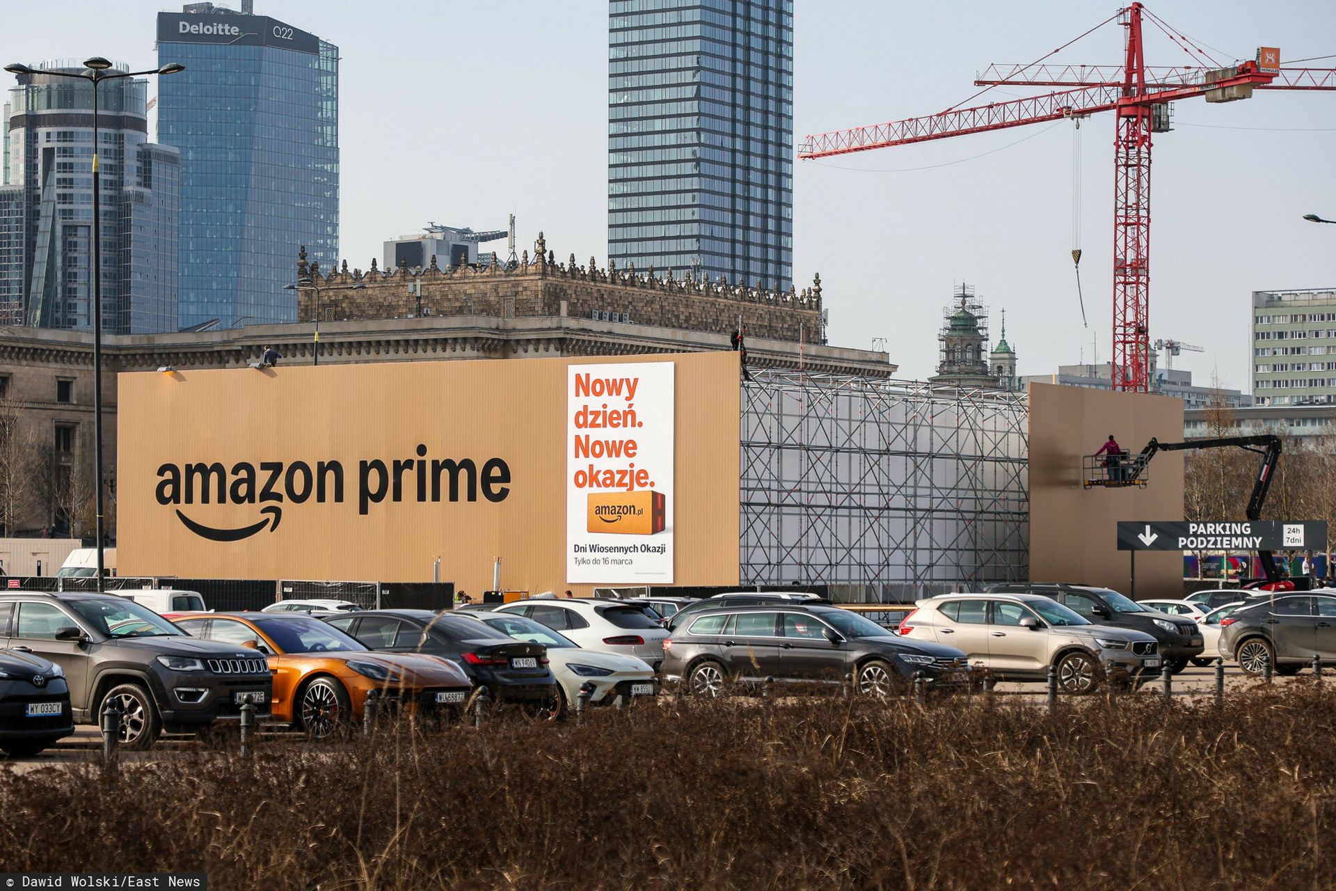 Warszawa "niewolnicą chaosu". Paczka za 407 tys. zł w centrum stolicy