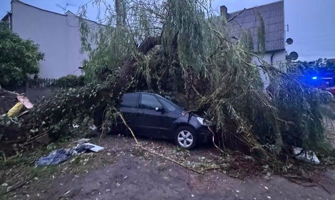 Silny front nad Polską. Zniszczenia na cmentarzu w Kłecku