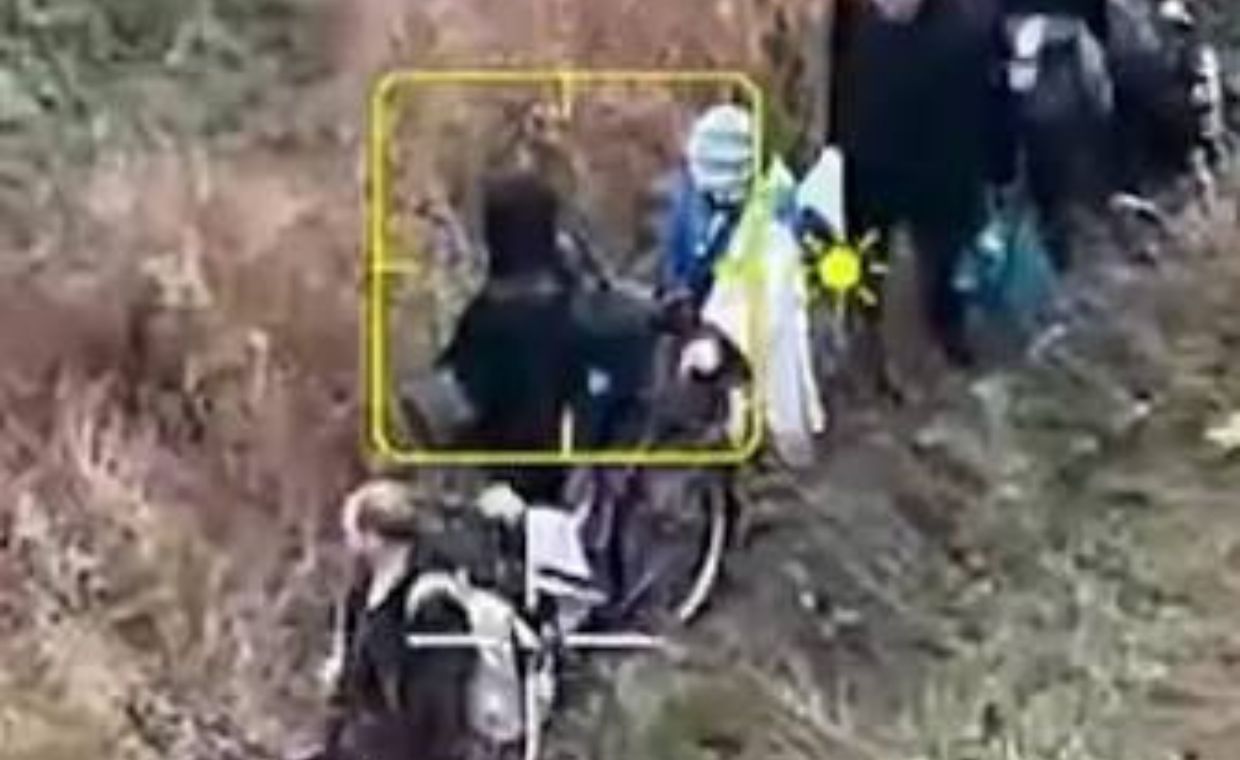 Cywile jako żywe tarcze. Rosjanie zmusili ich do przejścia rurociągiem