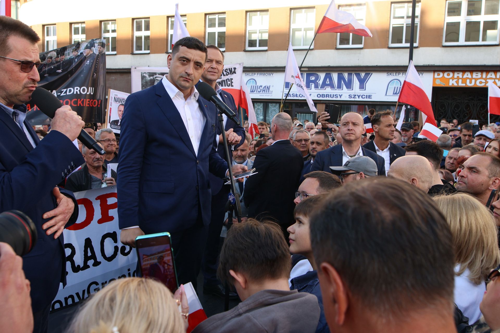 Kontrowersyjny gość z zagranicy. Poparł Nawrockiego