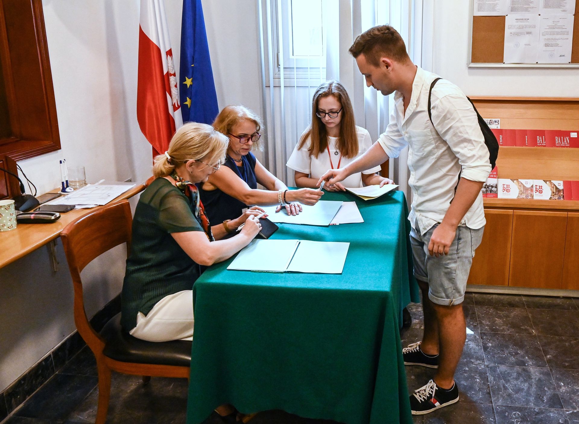 Wybory prezydenckie 2025 za granicą. Do której można głosować i kiedy głosowanie po godzinie 21.00?