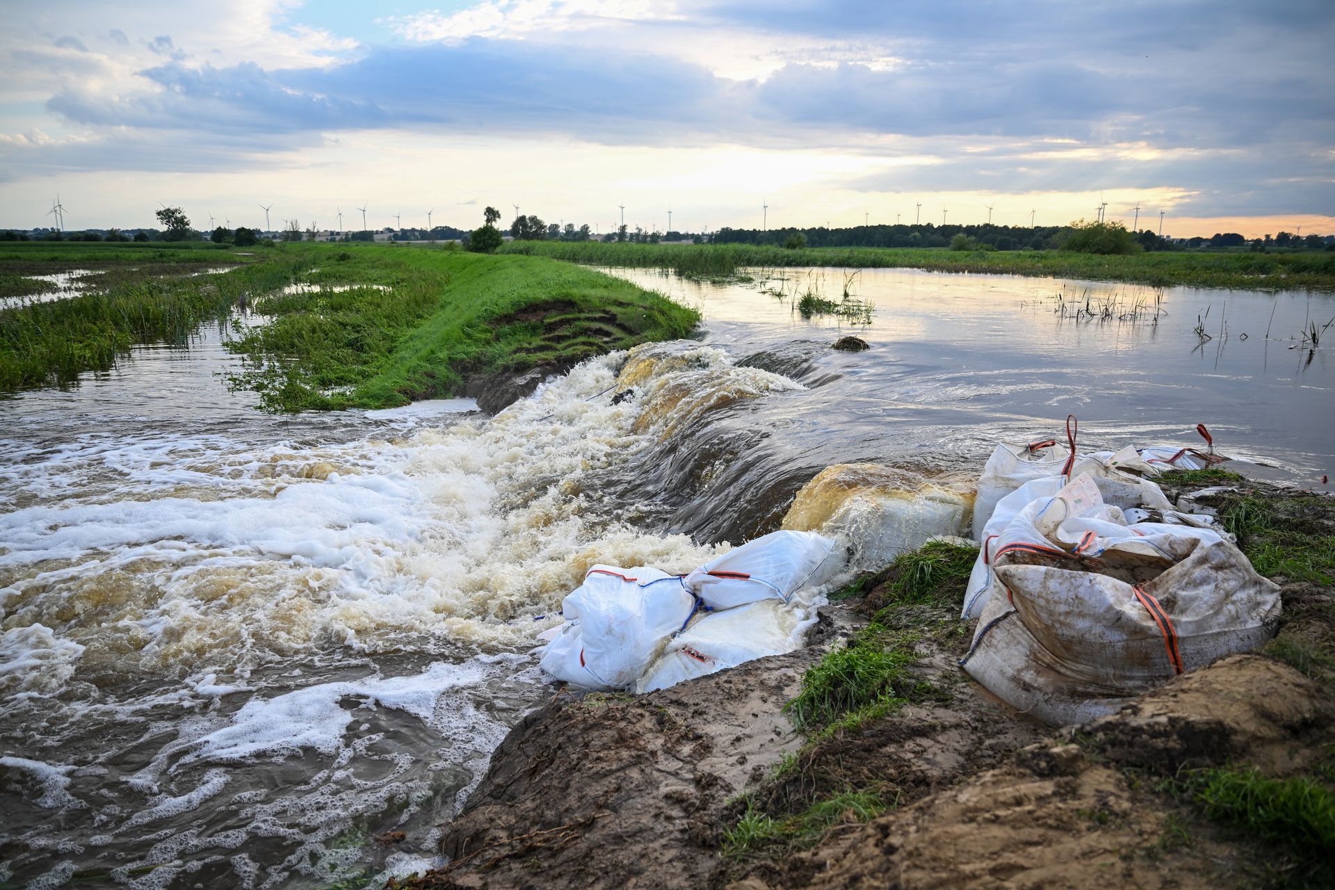 Wał przeciwpowodziowy zniszczony. Kolejna wyrwa