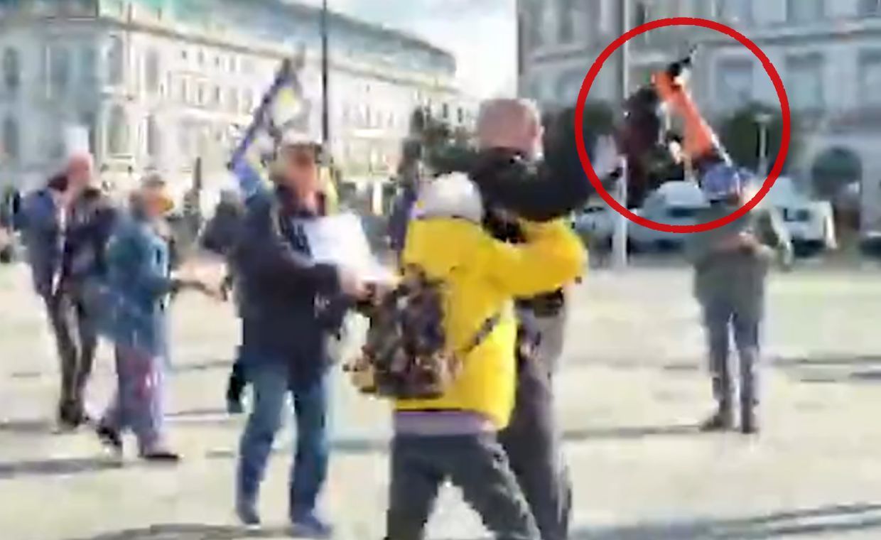Macierewicz o incydencie na miesięcznicy. "Nie chodzę z żadnymi pistoletami"