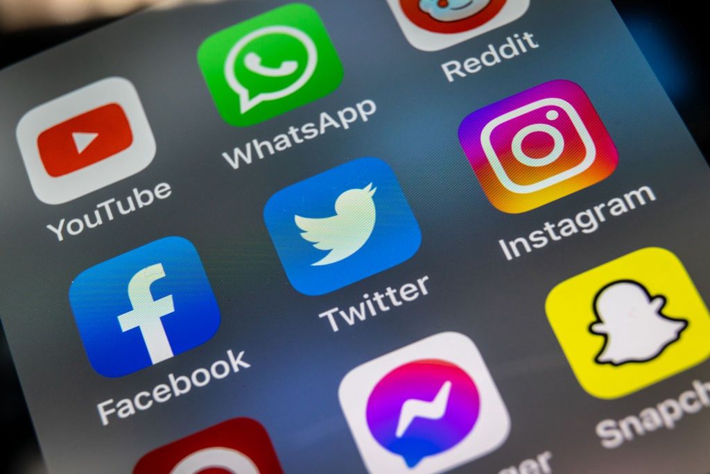 Ograniczenie mediów społecznościowych dla młodzieży? realizowane są prace