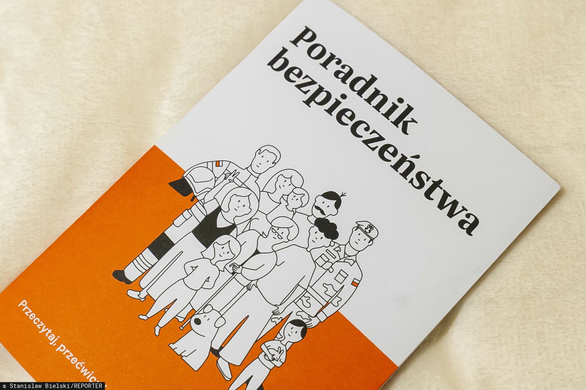 Polacy zabrali głos ws. Poradnika Bezpieczeństwa. Ocenili w sondażu